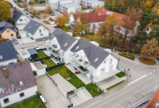 Außenansicht mit Einfahrt TG