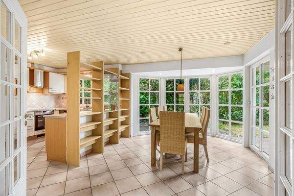 Heller Essbereich im Erker