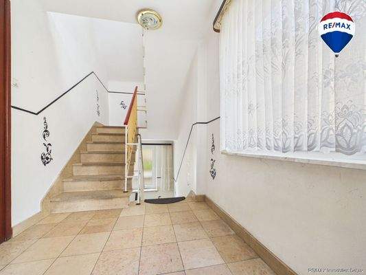 REMAX Immobilien DeLux Mehrfamilienhaus Diele Saarbrücken Mark Borowicz