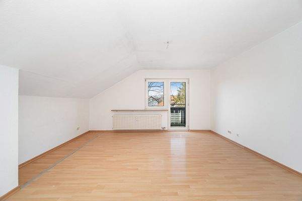 Wohnzimmer mit Balkonzugang