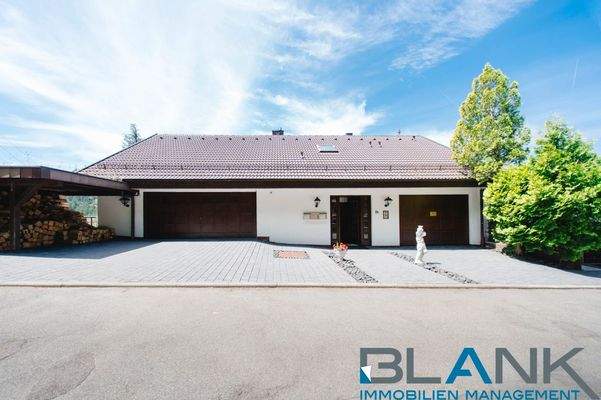 Eingansbereich mit Doppel- und Einzelgaraje