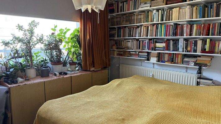 Schlafzimmer mit Zugang zum Balkon