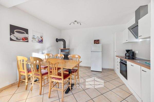 Küche mit angrenzendem Essbereich 