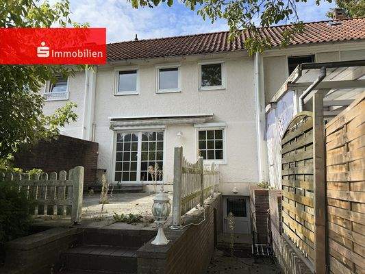 Rückseite mit Terrasse und separatem Kellerzugang