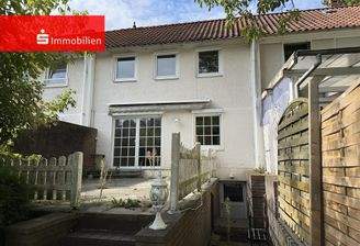 Rückseite mit Terrasse und separatem Kellerzugang