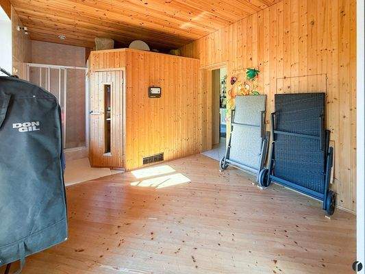 Stauraum mit Dusche und Sauna