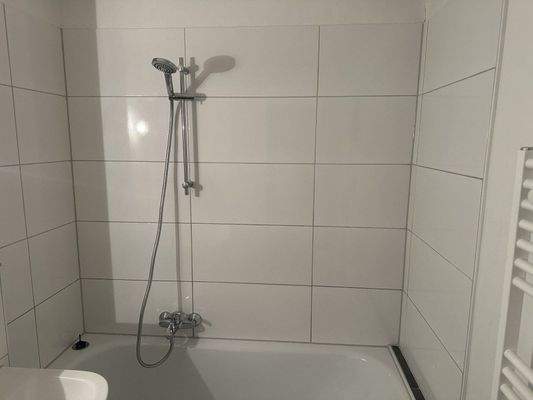 Moderne Badewanne mit Dusche