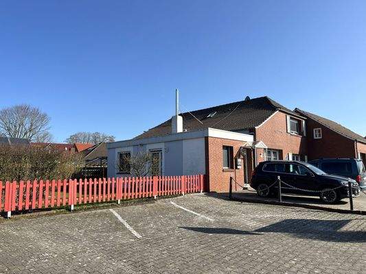 Ansicht mit Parkplätzen