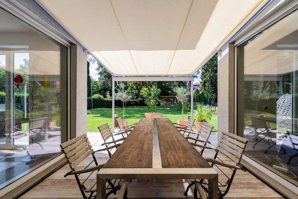 Ausblick von der überdachten Terrasse in den Garte