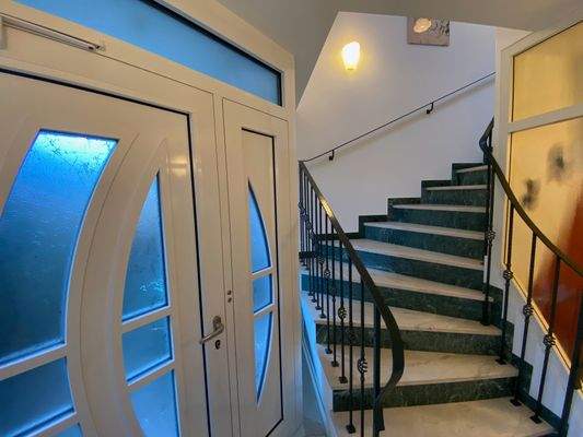 Eingang mit Treppe zur Wohnung.jpeg