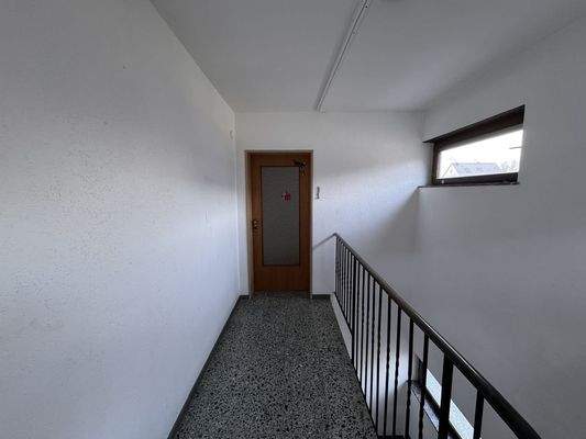 Treppenhaus mit Blick zur Wohnungstür