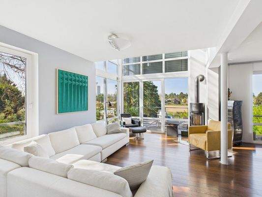 Lichtdurchflutetes Wohnzimmer