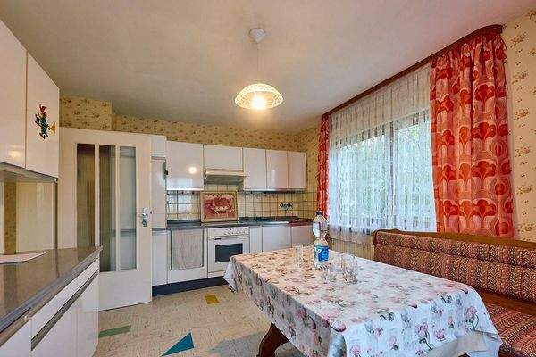 Erdgeschoss, Küche mit Essbereich 