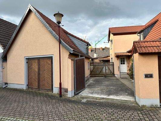 Garage und Grundstückszufahrt