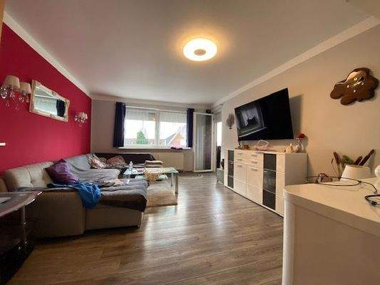 Wohnzimmer mit Terrassentür zum Balkon