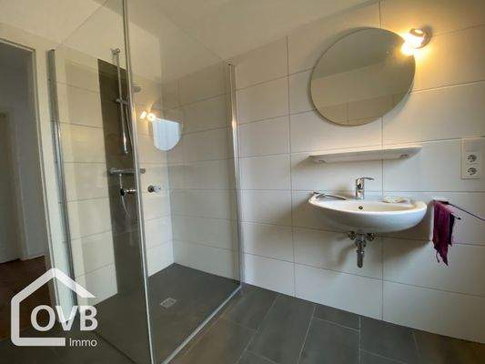 Badezimmer mit ebenerdiger Dusche  (Wohnungsausstattung ähnlich, Nachbarwohnung)