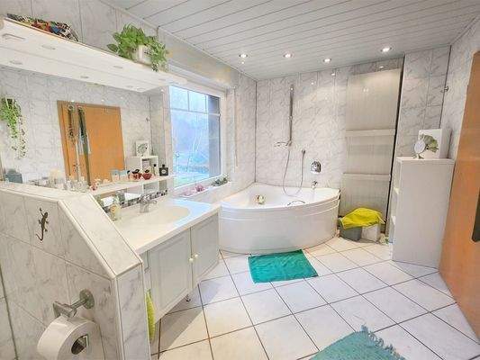 Tageslichtbad mit Wanne im OG