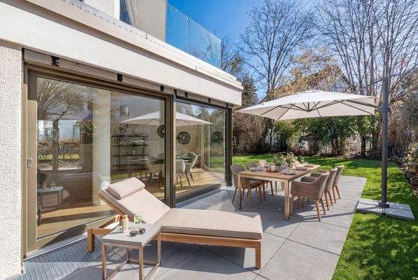 Privatgarten mit Terrasse (KI bearbeitet)