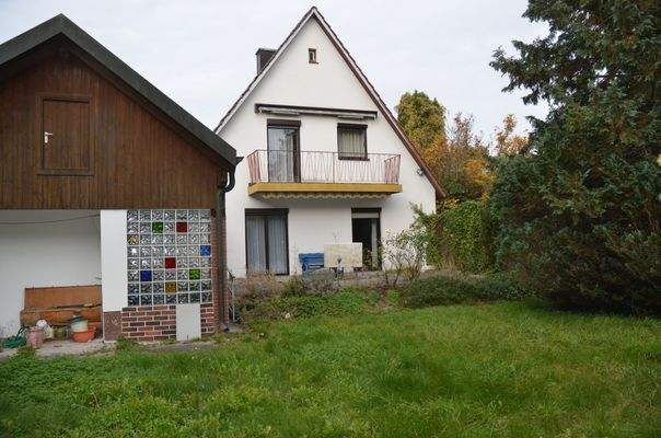 Gartenansicht Haus und Garage