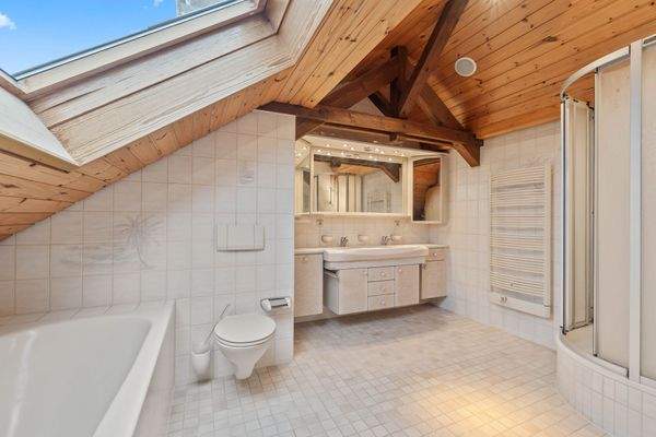 Bad im Dachgeschoss