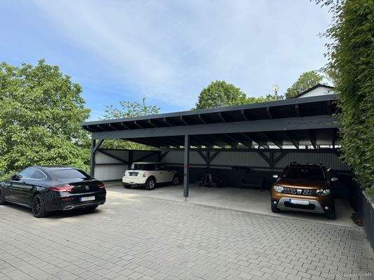 Stellplätze vor dem Haus