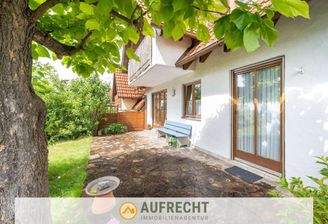 sonnige Terrase mit Garten