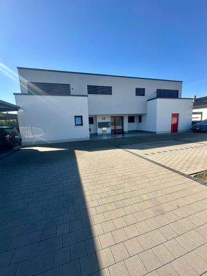 Außenansicht vorne mit Parkplätzen