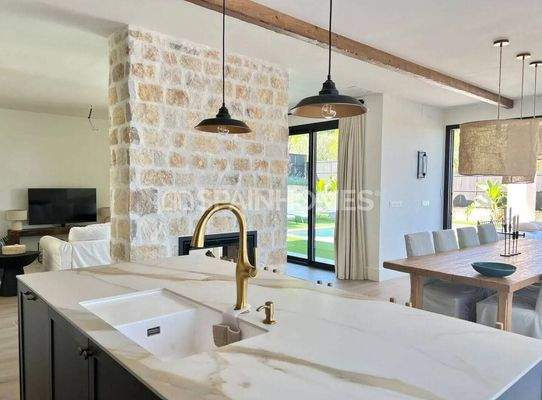 4-Bedroom Villa with Pool and Garden in Alicante Biar