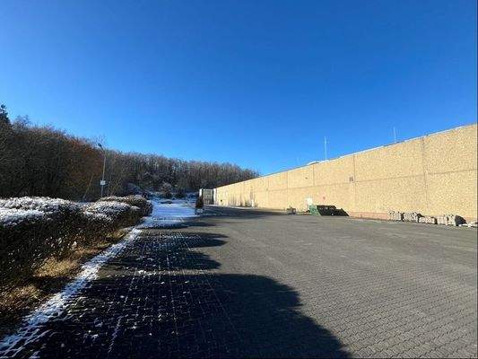 Zufahrt zum Verwaltungstrakt mit PKW-Stellplatzflächen