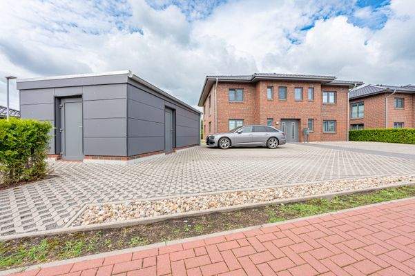 Großer Parkplatz vor dem Haus