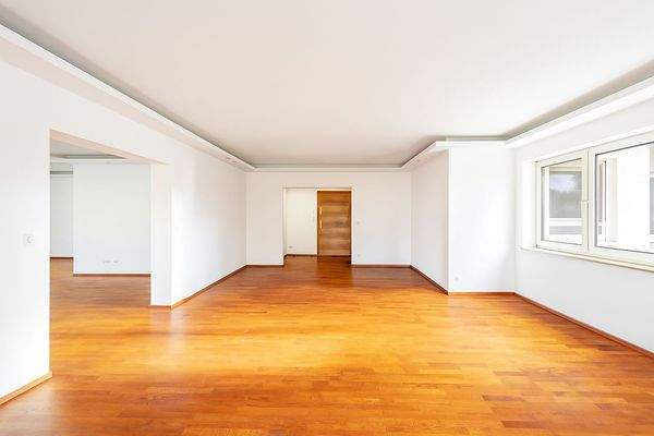 Wohnzimmer 1 mit Blick zur Eingangstür