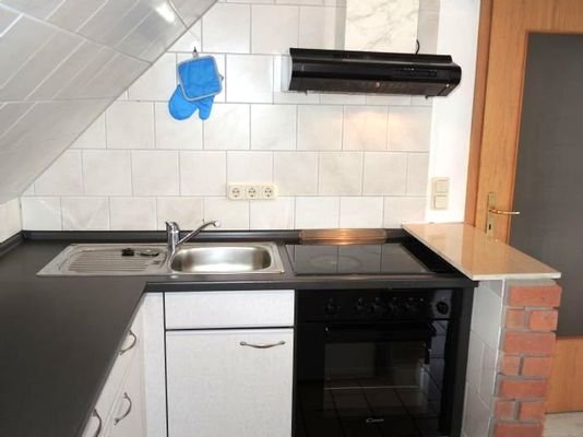 Einbauküche mit Ceranfeld, Ofen und Kühlschrank