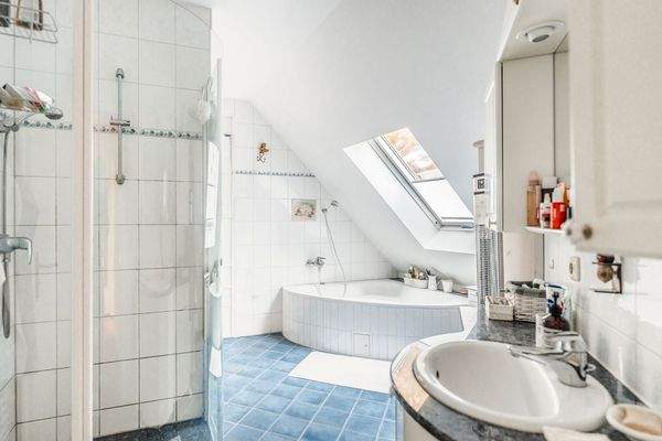 Bad mit Wanne und Dusche im OG