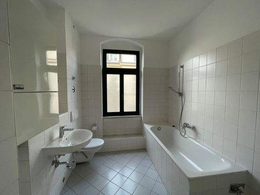 Tageslichtbad mit Wanne, HHK + WM-Anschluss