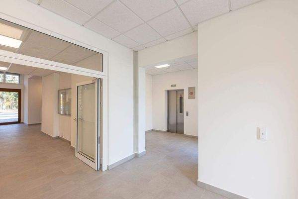 Eingangsbereich mit Fahrstuhl