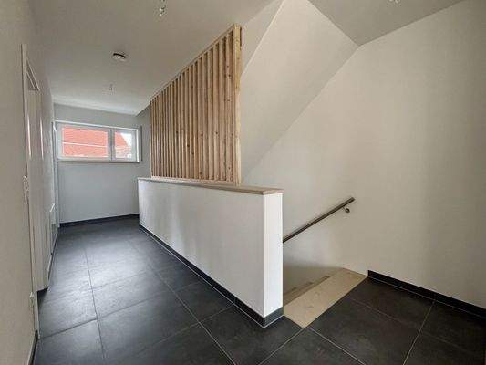 Treppe vom Erd- ins Obergeschoss und heller Flurbereich