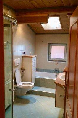 Bad mit Wanne und extra Dusche Top 1 DG