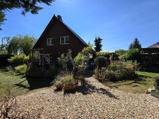 Ansicht Nord-Osten mit Gartenbereich