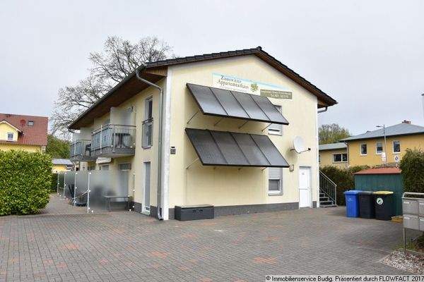 Giebelseite und PKW-Stellplätze