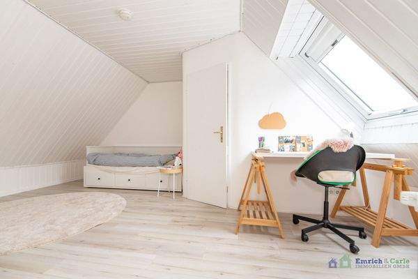 DG: Kinderzimmer mit Bad