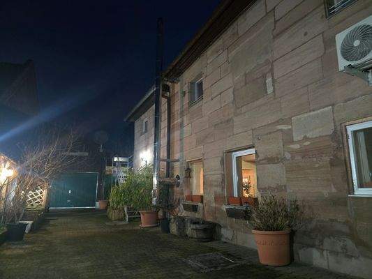 Abendstimmung hier mit Blick auf das Hinterhaus und Scheune