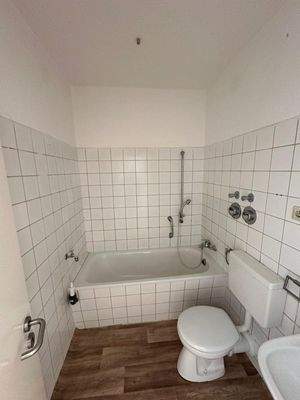 Helles Badezimmer mit Wanne