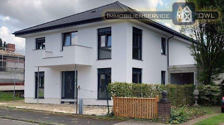 Nordansicht mit Garage und Vorgarten