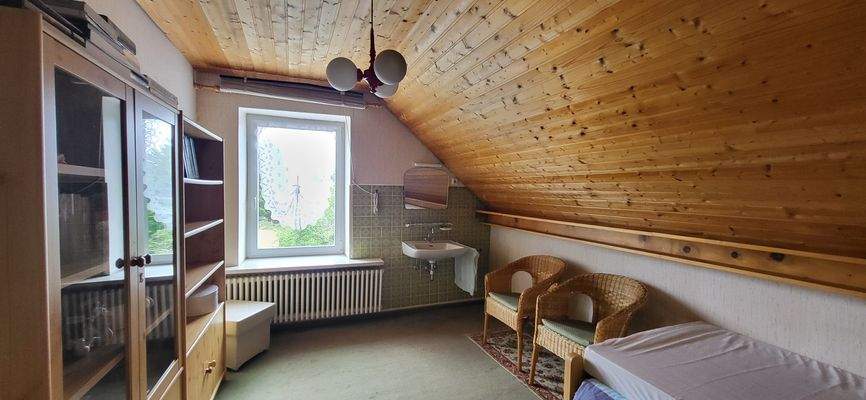 KLEINES ZIMMER MIT WASCHBECKEN IM OG