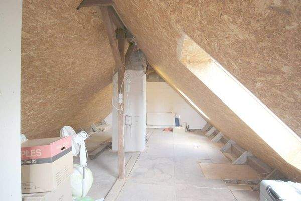 Vorbereiteter DG-Ausbau mit Heizung u. großen Veluxfenstern