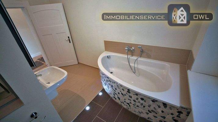 Neues Bad mit Badewanne und Dusche