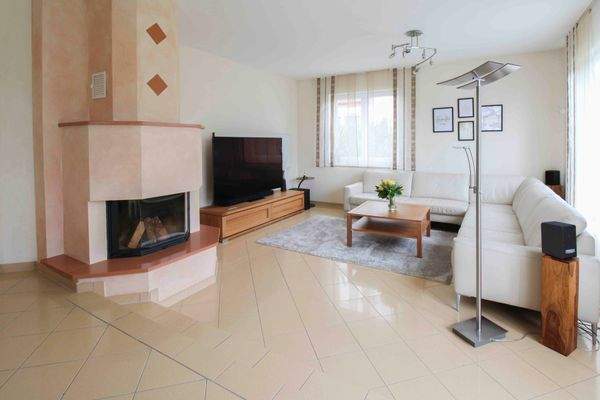 Wohnzimmer mit Kamin