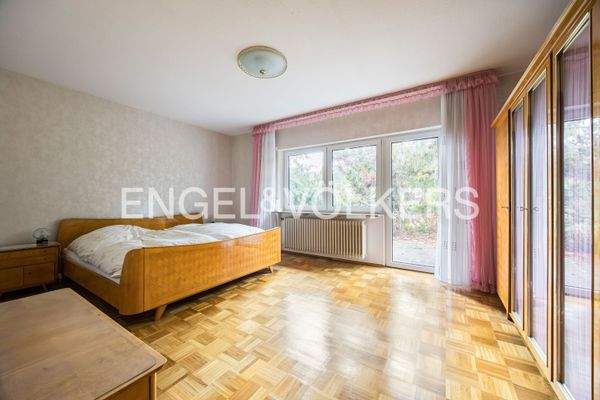 Schlafzimmer im Erdgeschoss mit Austritt auf die Terrasse