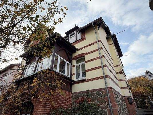 Erker und Hauseingangsseite