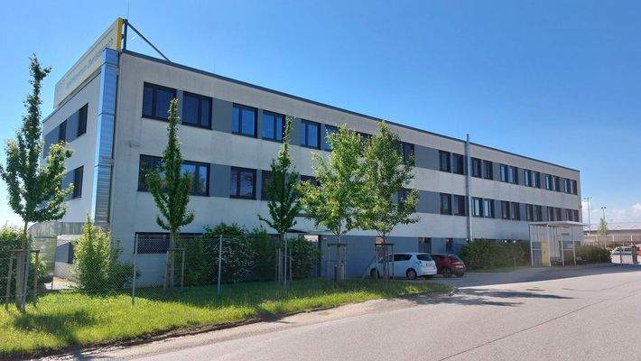 Aussenansicht Straßenseite_Bürogebäude 4511